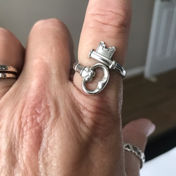 SOLD! 😊 Vintage Sterling Silver Old Key Ring - Picture 4 of 8